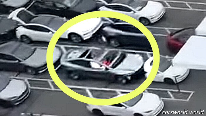 Se Acaba De Ver El Model 2 Económico De Tesla Sentado A La Intemperie? / Carscoops
